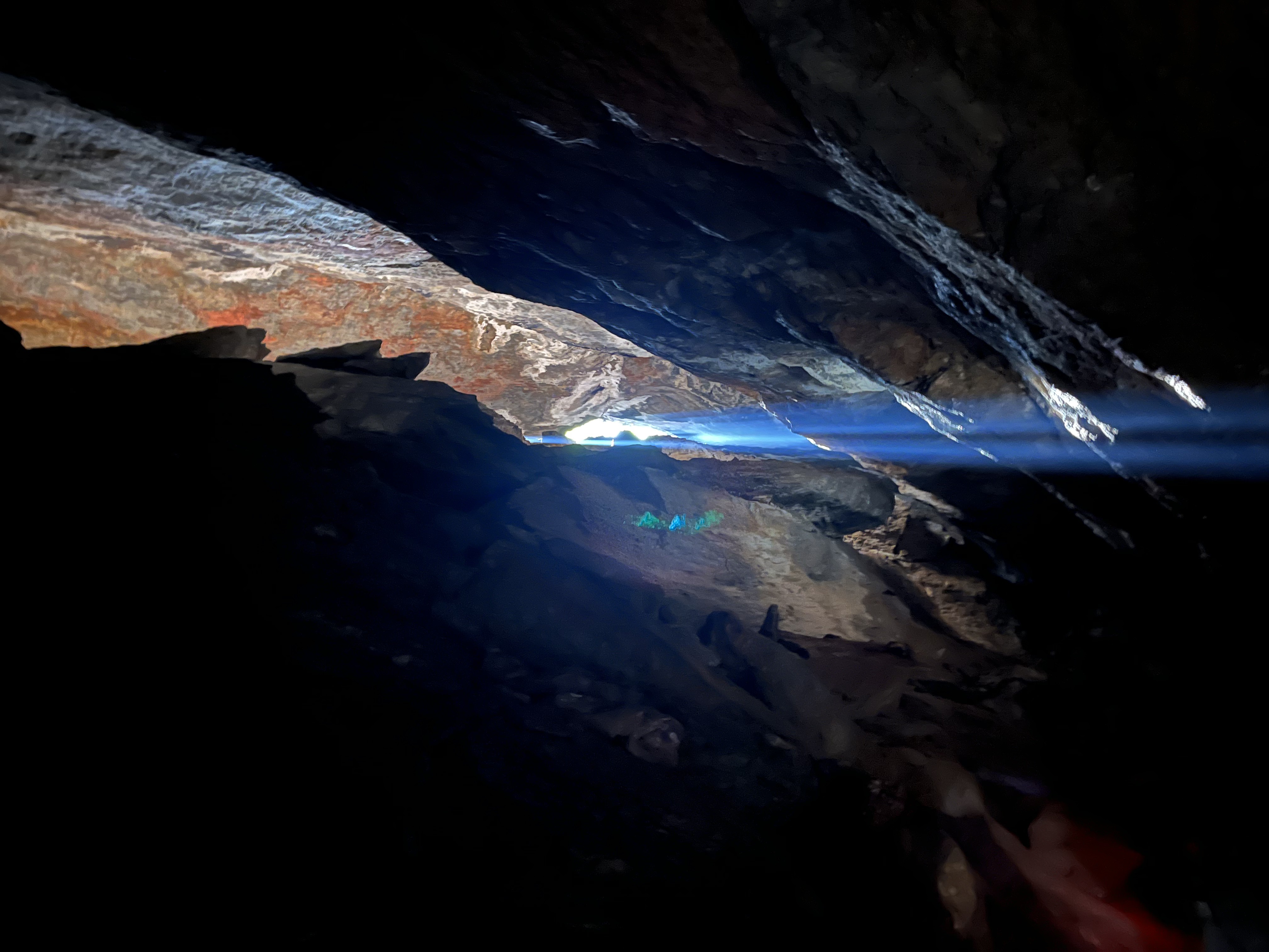 Registros autorais de exploração e formações no interior da Caverna dos Ecos.